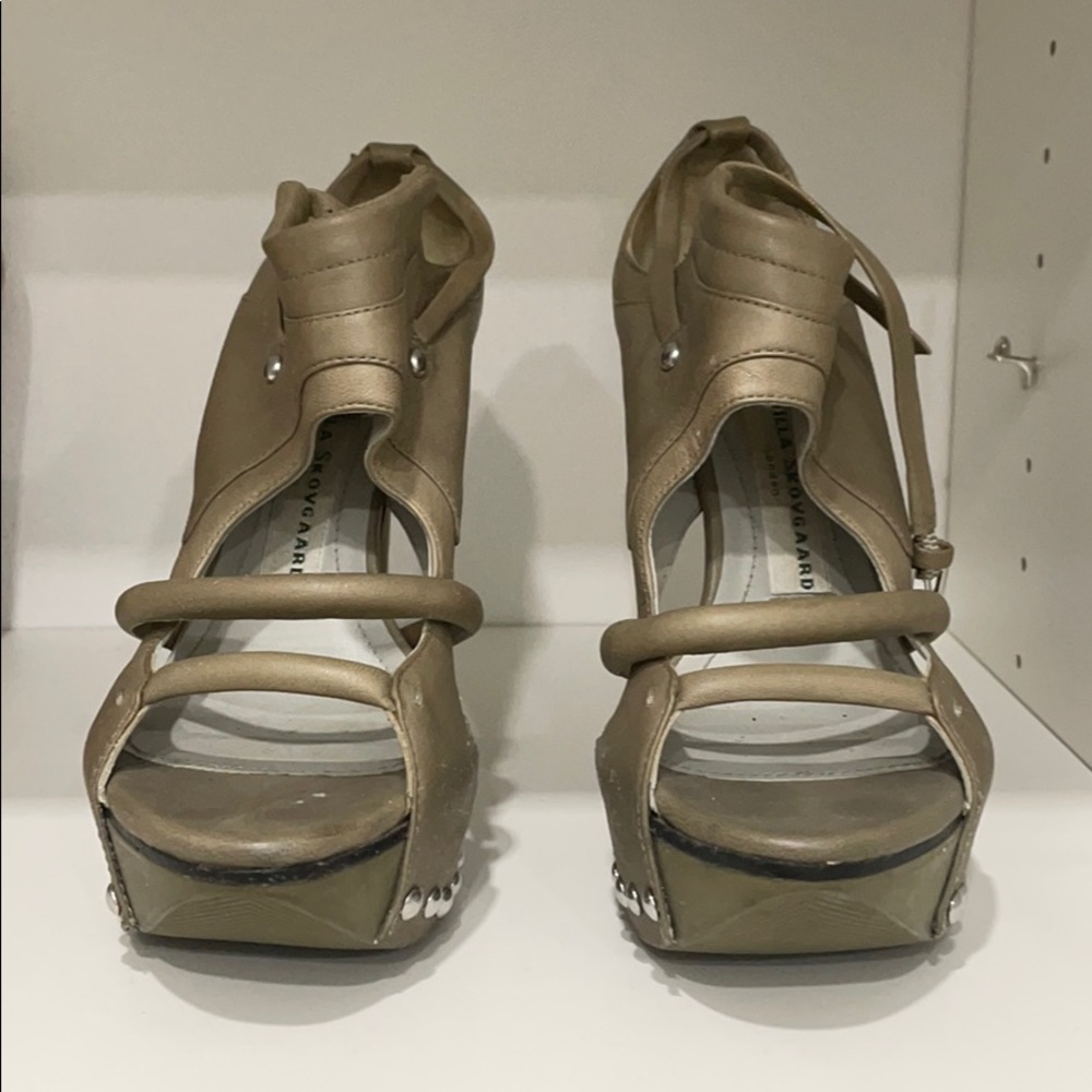 Camilla Skovgaard taupe heels - Picture 2 of 4